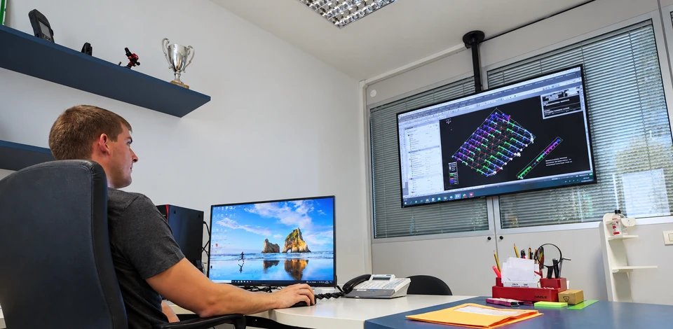 Un tecnico lavora al progetto di un impianto di irrigazione al computer.